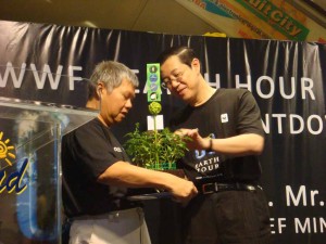 Greening the Earth with Cleome rutidosperma plant. Mr Eddy Low presenting a souvenir plant to Chief Minister of Penang, YAB Mr. Lim Guan Eng