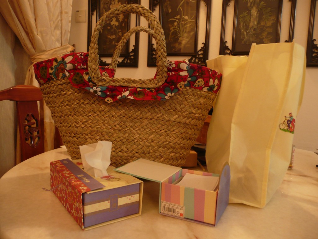 可重复使用的多功能提篮、环保袋还有月饼盒。