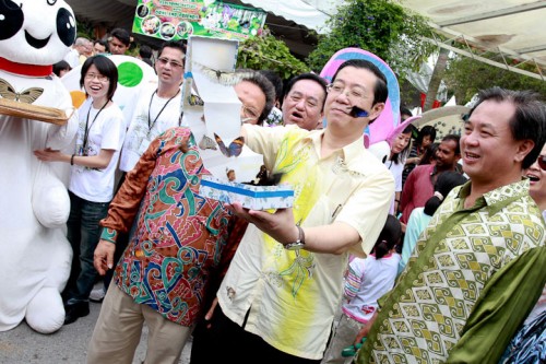 YAB Lim Guan Eng releasing butterflies at the Penang Butterfly Farm. YAB Lim Guan Eng releasing butterflies at the Penang Butterfly Farm.