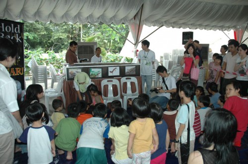 Hold Back Your Fear! lets children and the public get close to some reptiles and lizards. Hold Back Your Fear! lets children and the public get close to some reptiles and lizards.