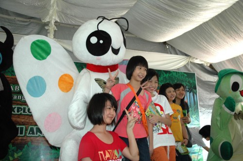 Everyone gets to be photogenic during the special mascot appearance session. Everyone gets to be photogenic during the special mascot appearance session.